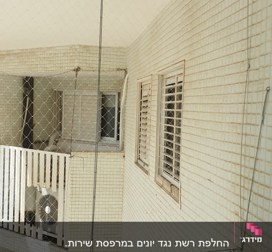רשת למניעת כניסת יונים במרפסת בניין